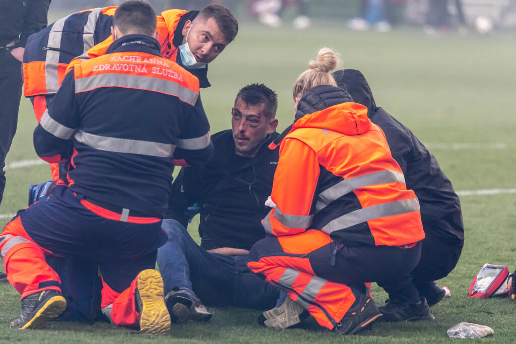 Na snímke je futbalový zápas medzi FC Spartak Trnava a ŠK Slovan Bratislava, ktorý sa skončil predčasne a fanúšikovia obidvoch táborov vnikli na hraciu plochu.
