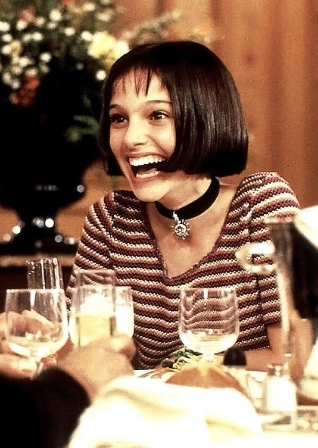 Natalie Portman (40): Leon (1994): Kultový Leon jej otvoril dvere do prvotriednej hereckej spoločnosti - 11-ročnú Portman doň napokon vybral samotný režisér Luc Besson z asi 2-tisíc kástovaných dievčat. Vo francúzskom krimitrileri si herecky sekundujúc Jeanovi Renovi maľovala oči, fajčila cigaretu, zaľúbila sa do staršieho muža a učila sa zabíjať, čo sa mimoriadne nepáčilo jej konzervatívnym rodičom.