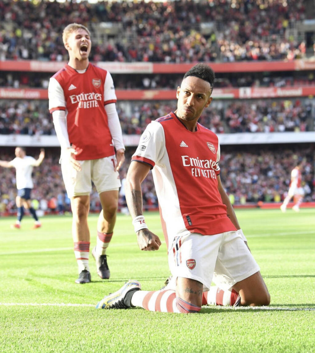 Aubameyang oslávil gól proti Tottenhamu pred sektorom hostí na spôsob legendárneho útočníka kanonierov Thrierryho Henryho.