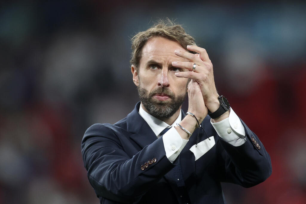 WA 55 Londýn - Tréner anglickej futbalovej reprezentácie Gareth Southgate sa lúči s fanúšikmi po prehre vo finálovom zápase Anglicko - Taliansko na EURO 2020 vo futbale v londýnskom Wembley 11. júla 2021. Duel sa v riadnom hracom čase i predĺžení skončil nerozhodne 1:1. Anglicko prehralo v jedenástkovom rozstrele 2:3. FOTO TASR/AP
England's manager Gareth Southgate applauds the fans after Italy won the Euro 2020 soccer championship final match between England and Italy at Wembley stadium in Lon