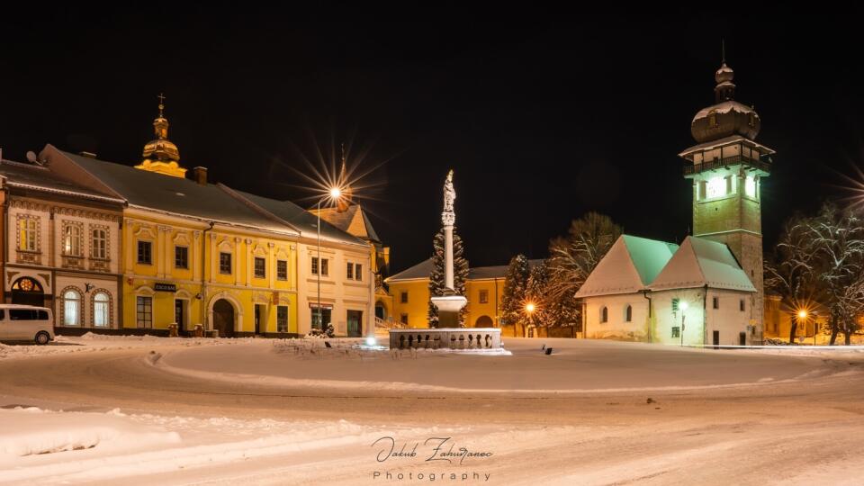 Námestie v Spišských Vlachoch vyzerá večer úžasne. Osvetlenie dominánt  je veľmi pôsobivé.