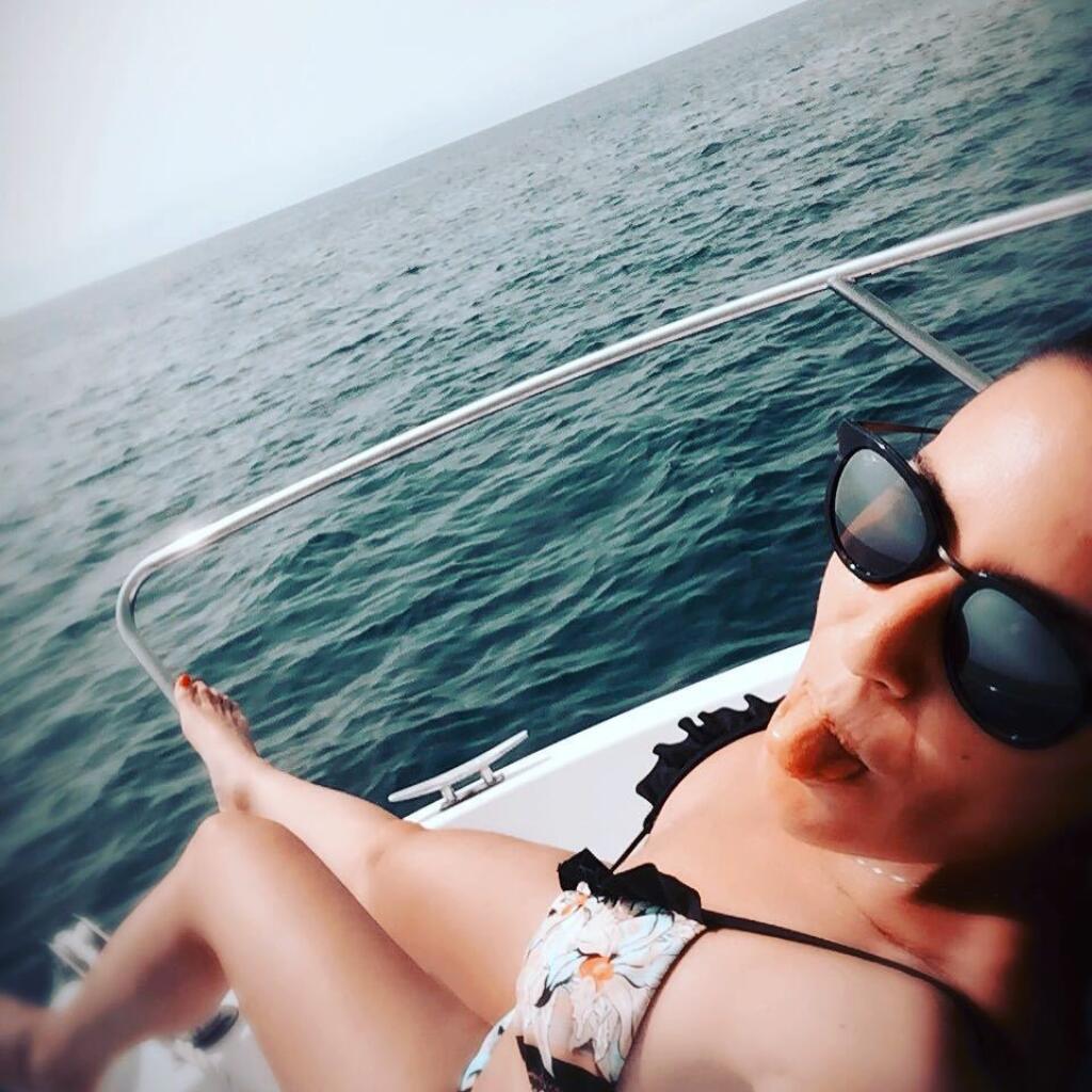 Sexi brunetka však má na svojho manžela slabosť aj mimo súkromného a sexuálneho života.