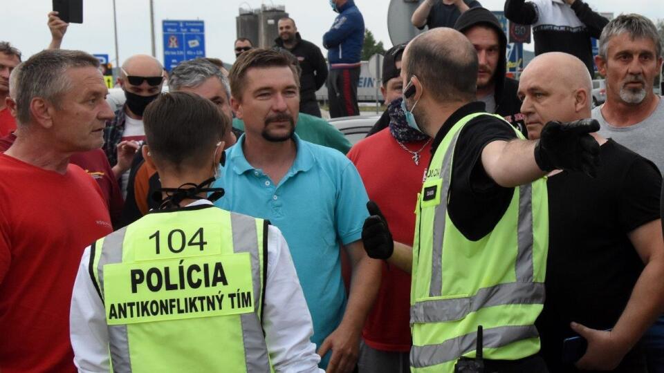 Polícia mala čo robiť s nahnevanými repatriantmi.