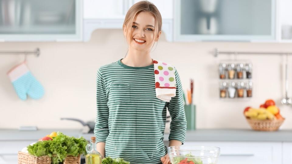 Young,Woman,Preparing,Vegetable,Salad,In,The,Kitchen