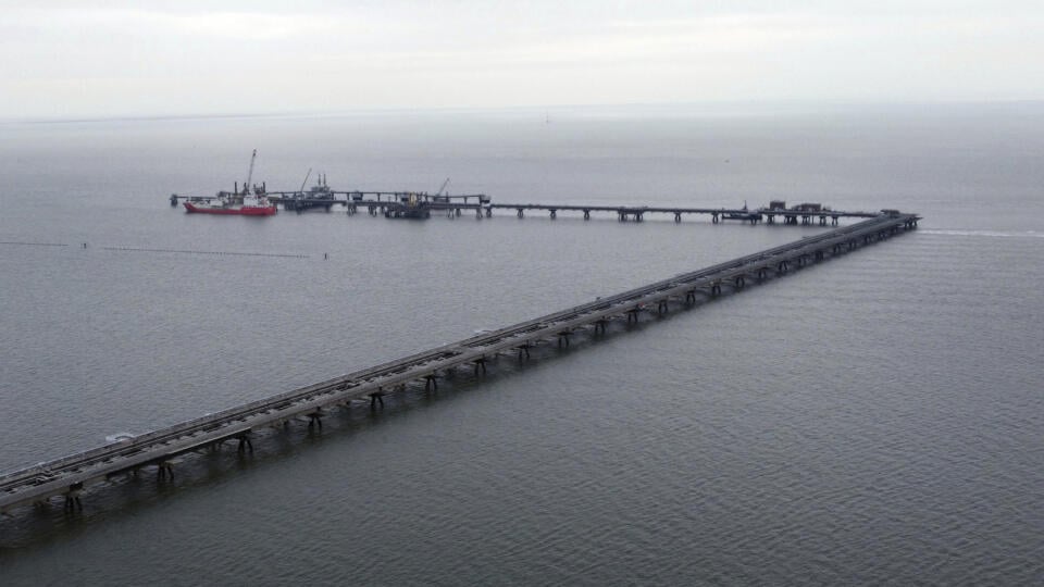 KK5 Wilhelmshaven - Na snímke tanker, ktorý preváža skvapalnený zemný plyn (LNG), kotví na mieste staveniska terminálu LNG spoločnosti Uniper 15. novembra 2022 v nemeckom Wilhelmshavene. FOTO TASR/AP
The LPG tanker 'Coral Parensis' is anchored at the construction site of the 'Uniper' LNG (Liquefied Natural Gas) terminal in Wilhelmshaven, Germany, Tuesday, Nov. 15, 2022. (AP Photo/Michael Sohn)