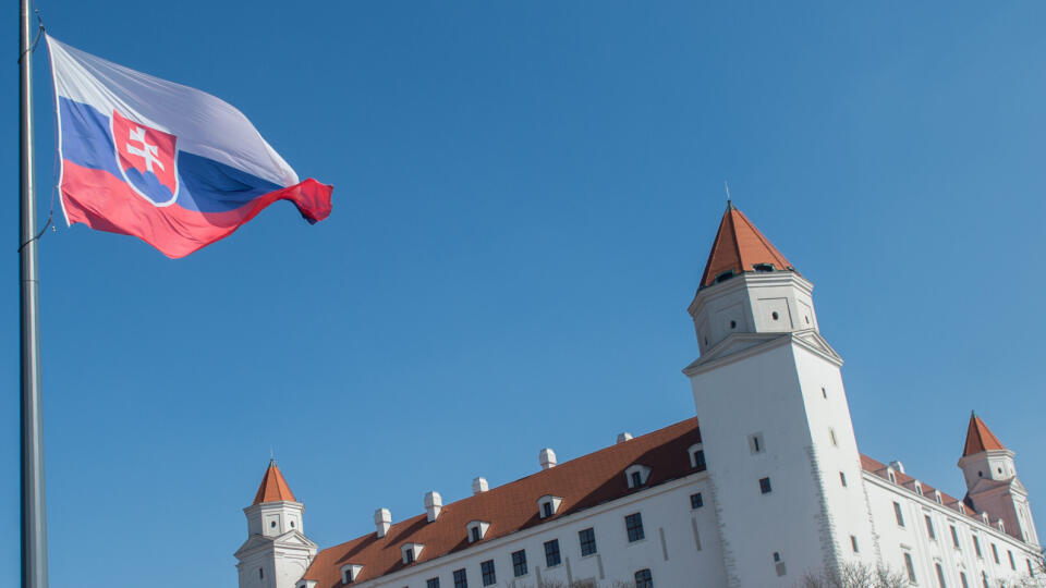 Na snímke slovenská vlajka a Bratislavský hrad v stredu 10. marca 2021 v Bratislave. FOTO TASR - Martin Baumann