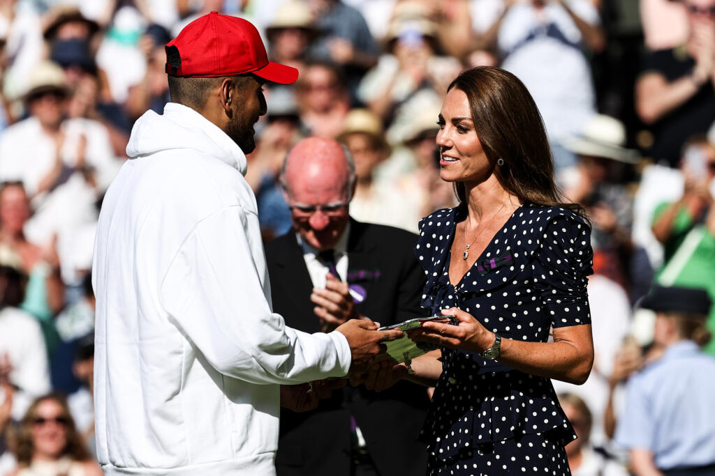 Kyrgios si prevzal pohár pre zdolaného finalistu z rúk vojvodkyne Kate.