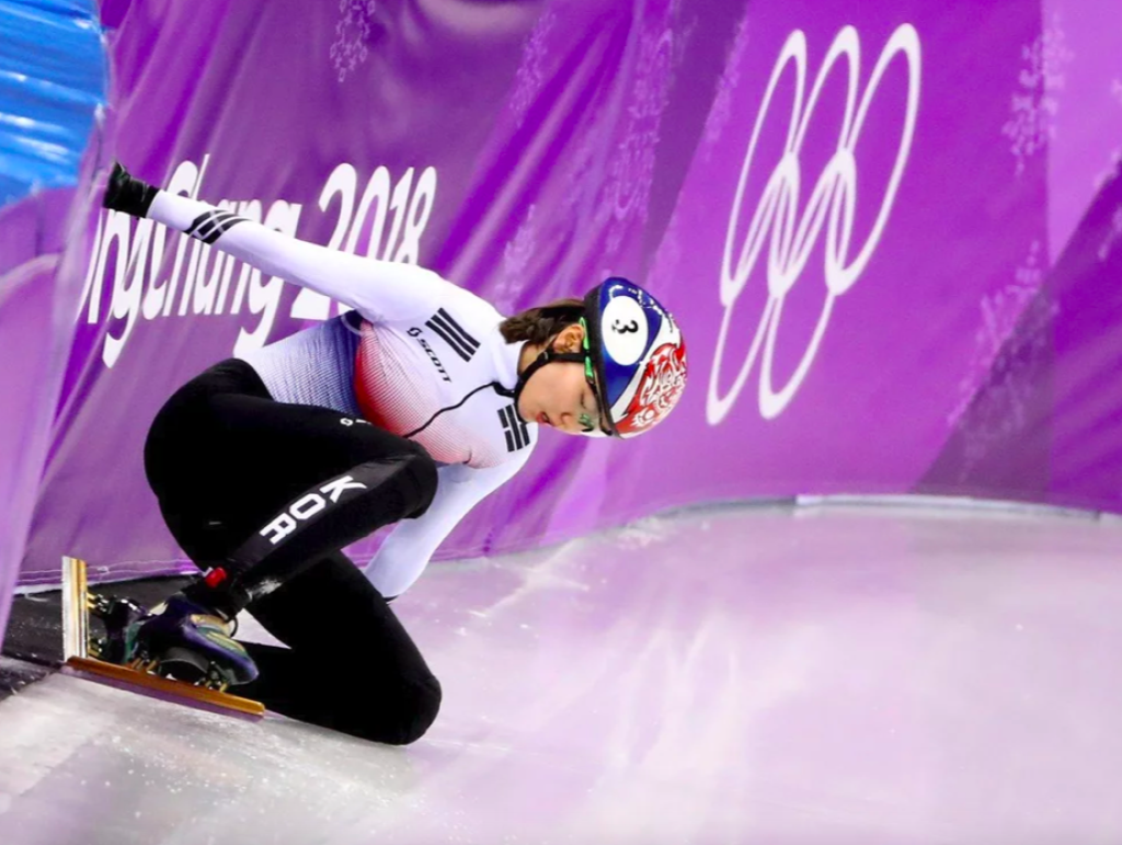 Kórejská korčuliarska únia úspešnú pretekárku potrestala v prípade podozrenia, že na olympiáde v Pchjongčchangu 2018 úmyselne zrazila svoju kolegyňu z národného tímu.