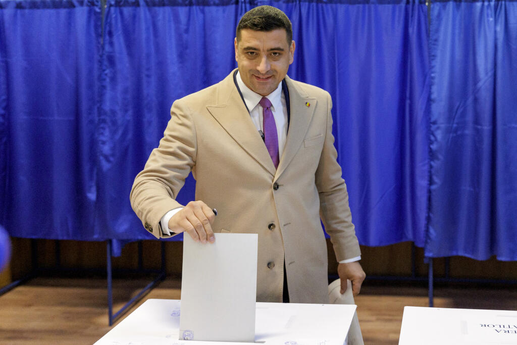 KK30 Focsani - George Simion, líder Aliancie za zjednotenie Rumunov (AUR), volí vo volebnej miestnosti v meste Foscani počas parlamentných volieb v Rumunsku v nedeľu 1. decembra 2024. FOTO TASR/AP
George Simion, leader of the right wing Alliance for the Union of Romanians party, or AUR, casts his vote in the country's parliamentary elections, in Focsani, Romania, Sunday, Dec. 1, 2024. (AP Photo/Bogdan Buda)