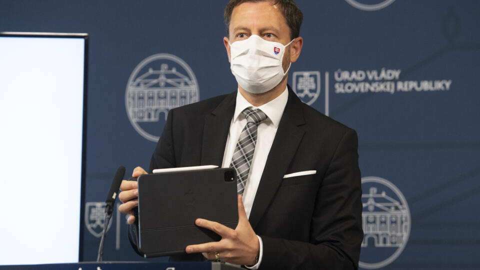 Na snímke predseda vlády SR Eduard Heger (OĽaNO) hovorí počas tlačovej konferencie pred zasadnutím vlády na tému Pozitívny vývoj na trhu práce, kde miera nezamestnanosti už tretí mesiac po sebe klesá, 21. júla 2021 v Bratislave. FOTO TASR - Pavel Neubauer