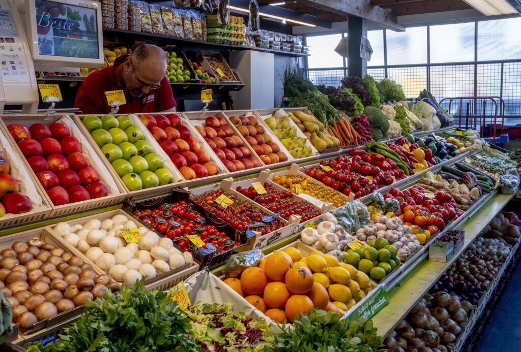 KK21 Frankfurt nad Mohanom - Predajca predáva ovocie a zeleninu na trhovisku 14. júna 2022 vo Frankfurte nad Mohanom. FOTO TASR/AP
A fruit and vegetable seller stands between his goods in the market hall in Frankfurt, Germany, Tuesday, June 14, 2022. (AP Photo/Michael Probst)