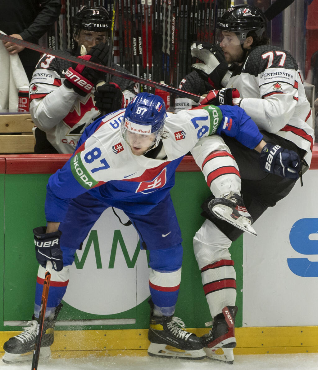 Na snímke vľavo Pavol Regenda (Slovensko) a vpravo Josh Anderson (Kanada) v zápase základnej A - skupiny Slovensko - Kanada na 85. majstrovstvách sveta v ľadovom hokeji v Helsinkách v pondelok 16. mája 2022.