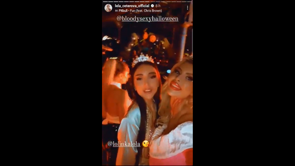 Lela sa odviazala aj s kamoškami. Krásne princezné si dokonca dali aj pusu, z čoho musel byť paf aj samotný neverník Karlos.