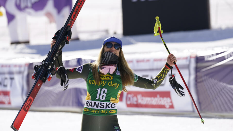 JB 21 Bansko - Americká lyžiarka Mikaela Shiffrinová oslavuje po jej víťazstve v zjazde žien Svetového pohára v alpskom lyžovaní v Banskom 24. januára 2020. FOTO TASR/AP
United States' Mikaela Shiffrin celebrates on the podium after winning an alpine ski, women's World Cup downhill, in Bansko, Bulgaria, Friday, Jan. 24, 2020. (AP Photo/Giovanni Auletta)