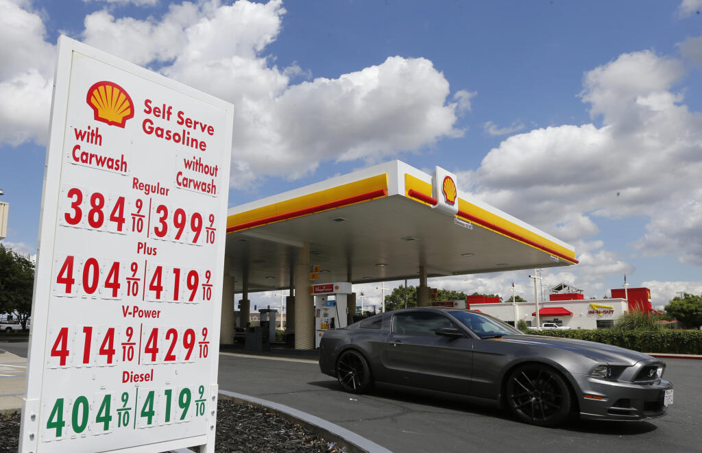 WA 16 archív Sacramento - Na archívnej snímke zo 17. mája 2019 osobný automobil odchádza z čerpacej stanice Shell v americkom meste Sacramento. Britsko-holandský ropný koncern Royal Dutch Shell vo štvrtok 29. októbra 2020 oznámil strmý pokles zisku v 3. štvrťroku. Analytici mu však predpovedali ešte horší výsledok. FOTO TASR/AP 

FILE - In this May 17, 2019, file photo, a car leaves a Shell station after getting gas in Sacramento, USA. Royal Dutch Shell increased its dividend payout to sharehold