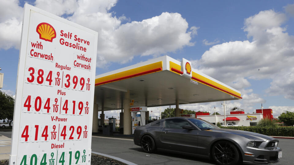 WA 16 archív Sacramento - Na archívnej snímke zo 17. mája 2019 osobný automobil odchádza z čerpacej stanice Shell v americkom meste Sacramento. Britsko-holandský ropný koncern Royal Dutch Shell vo štvrtok 29. októbra 2020 oznámil strmý pokles zisku v 3. štvrťroku. Analytici mu však predpovedali ešte horší výsledok. FOTO TASR/AP
FILE - In this May 17, 2019, file photo, a car leaves a Shell station after getting gas in Sacramento, USA. Royal Dutch Shell increased its dividend payout to sharehold