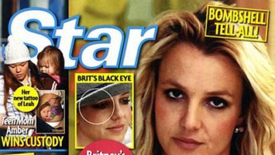 Titulka magazínu, na ktorej je Britney Spears odfotografovaná s monoklom.