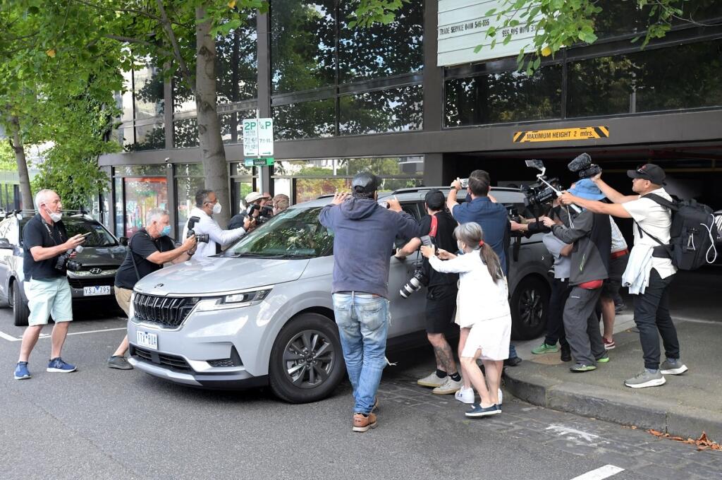 Novaka Djokoviča odviedli autom z detenčného hotela na súd.