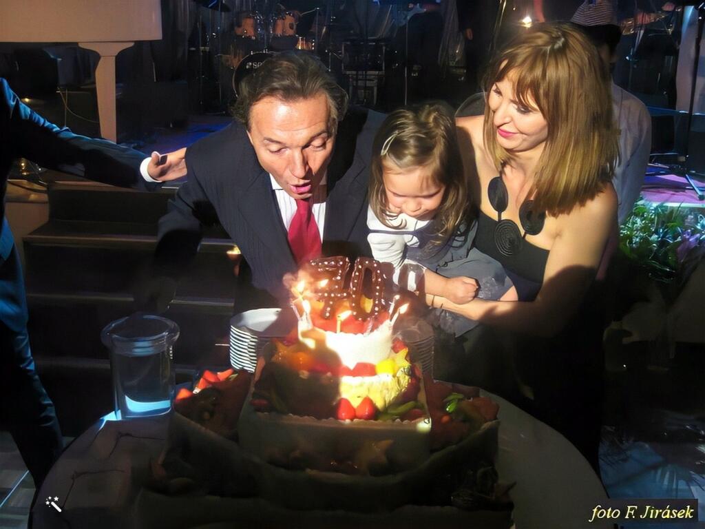Karel Gott sa desať rokov pred smrťou cítil ešte dobre. Sviečky na narodeninovej torte mu pomáhala okrem manželky sfukovať aj dcéra Charlotte Ella z ktorej je dnes nádejná speváčka.