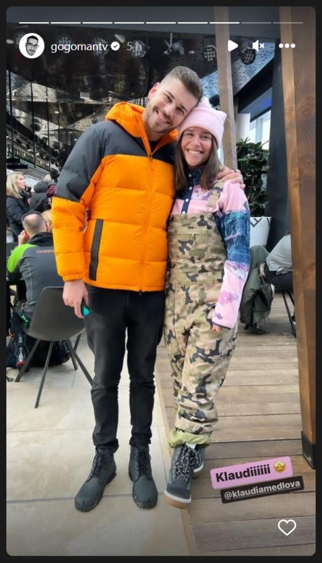 V Jasnej nechýbal ani známy youtuber a účastník reality šou Survivor Daniel Štrauch alias Gogo. Na selfie odchytil aj snoubordistku Klaudiu Medlovú.