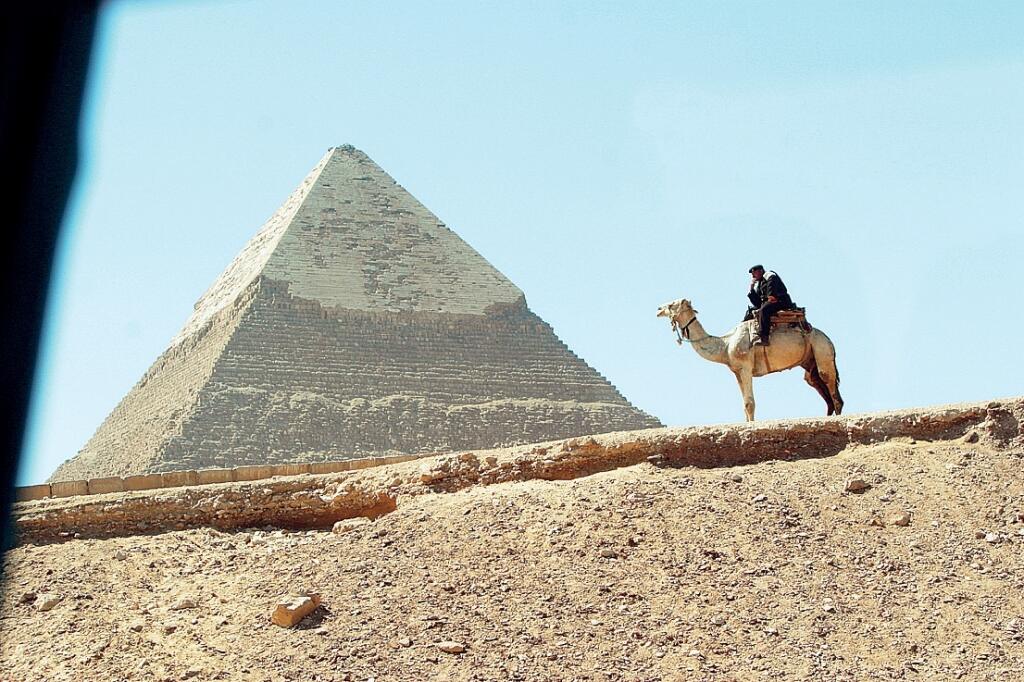Egyypt,  ťava, pyramídy
footo: Ladislav Prikler
uverejnené: Šarm 19/2005
pôvodný súbor:pyramida.eps