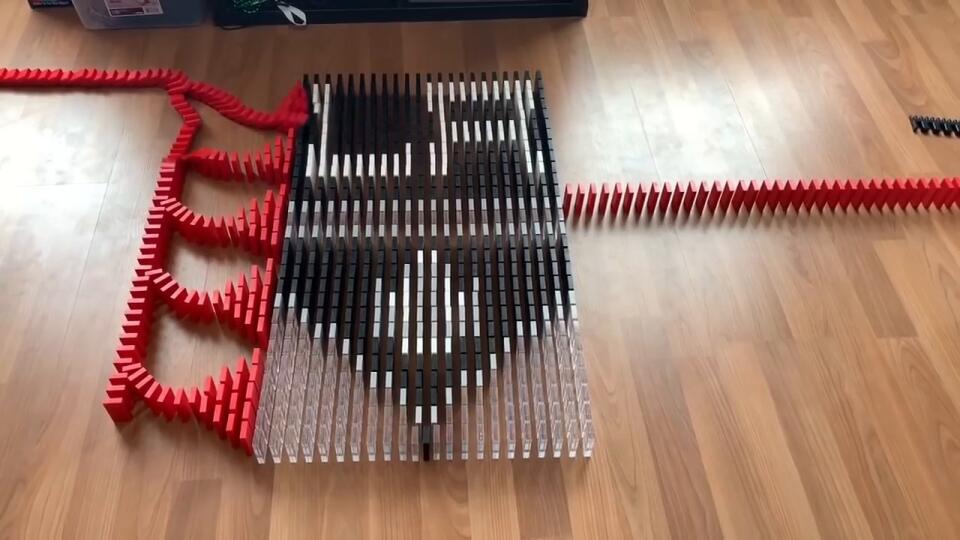Karanténa dáva priestor kreativite. Tento chlapec spravil domino obrazce všetkých tímov NHL!