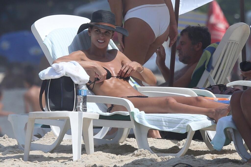 Goulartová má prakticky na každej dovolenke v pätách paparazzi fotografov, ktorí sa neštítia nafotiť ju aj pri prezliekaní plaviek.