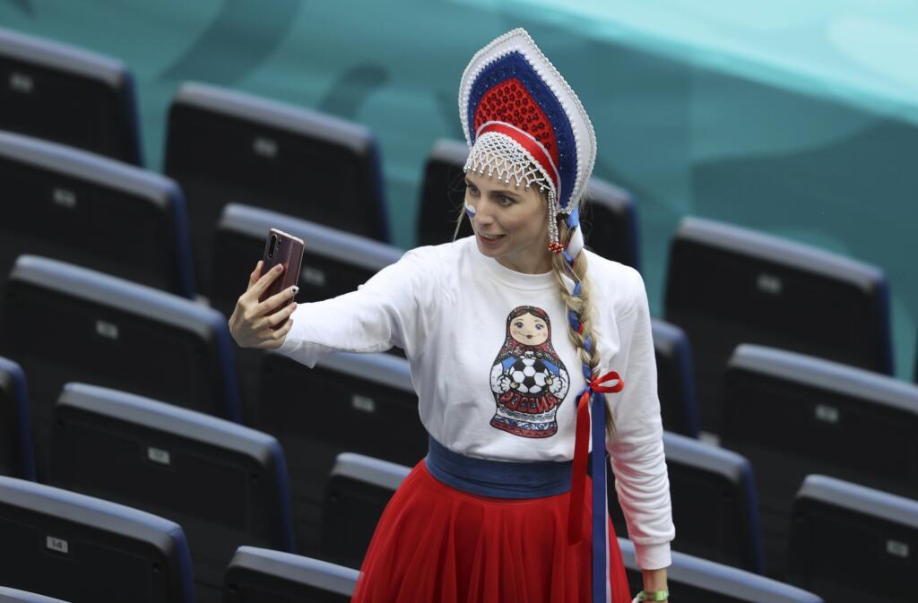 EBE 6 Petrohrad - Na snímke fanúšička Ruska sa fotografuje na štadióne Gazprom aréna pred zápasom B-skupiny na majstrovstvách Európy vo futbale Fínsko - Rusko v stredu 16. júna 2021 v ruskom Petrohrade. FOTO TASR/AP
Russian fan takes a selfie before the Euro 2020 soccer championship group B match between Russia and Finland at Gazprom arena stadium in St. Petersburg, Russia, Wednesday, June 16, 2021. (AP Photo/Anton Vaganov, Pool)
