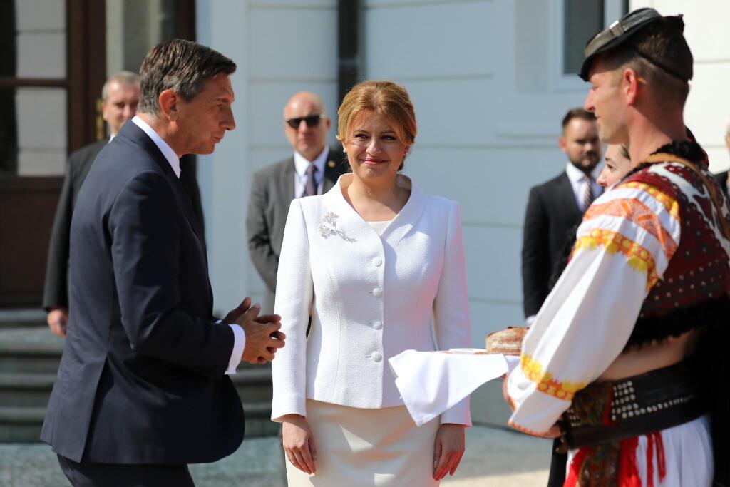 Pohľad úkosom, aj ten ej príznačný pre slovenskú prezidentku.