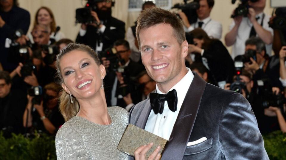 Quarterback New England Patriots Tom Brady a krásna Gisele Bündchenová. Ich  manželstvo trvá desať rokov, stále vyzerajú zamilovane.