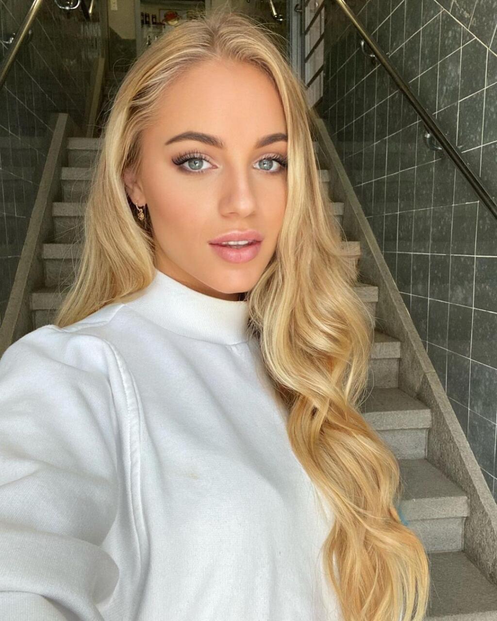 Sexi Ana Maria Markovič sa okrem futbalu živí aj modelingom. Určite sa v ňom nestratí.