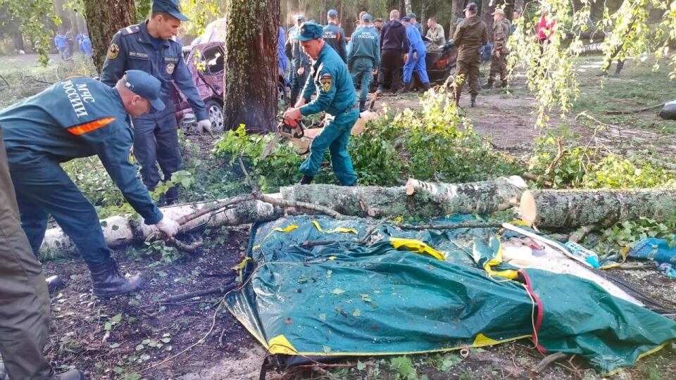 Padajúce stromy zasiahli aj miesto, kde mali turisti postavené stany, napísal na sociálnej sieti regionálny líder Jurij Zajcev. Povedal, že medzi obeťami sú tri deti.