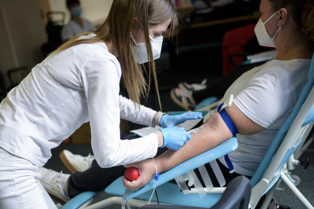 Na snímke zamestnankyňa ministerstva práce, sociálnych vecí a rodiny (MPSVR) SR počas Rezortnej kvapky krvi, na ktorej zamestnanci rezortu môžu darovať dobrovoľne krv 12. júla 2022 v Bratislave. FOTO TASR - Pavol Zachar