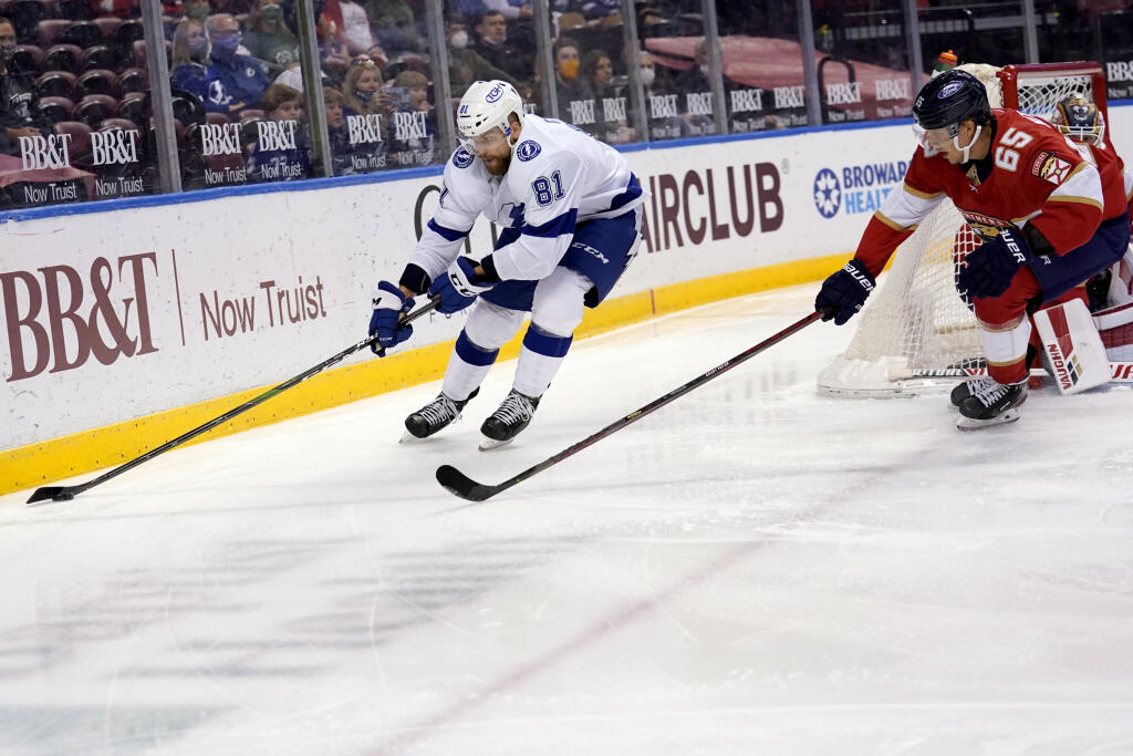 EBE 9 Sunrise - Na snímke vľavo slovenský obranca Tampy Erik Černák, vpravo obranca Floridy Markus Nutivaara v zápase zámorskej hokejovej NHL Florida Panthers - Tampa Bay Lightning (4:0) v noci na 11. mája 2021. FOTO TASR/AP
Tampa Bay Lightning defenseman Erik Cernak (81) and Florida Panthers defenseman Markus Nutivaara (65) go for the puck during the first period of an NHL hockey game, Monday, May 10, 2021, in Sunrise, Fla. (AP Photo/Lynne Sladky)