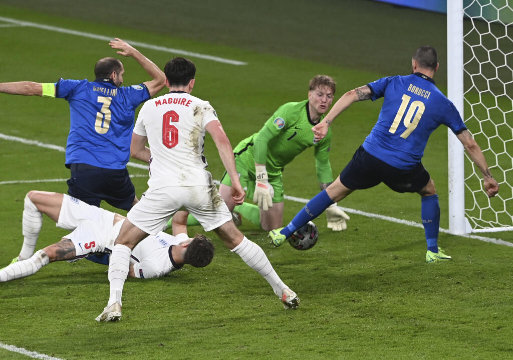 WA 47 Londýn - Taliansky futbalista Leonardo Bonucci (vpravo) strieľa vyrovnávajúci gól na 1:1 anglického brankárovi Jordanovi Pickfordovi vo finálovom zápase Anglicko - Taliansko na EURO 2020 vo futbale v londýnskom Wembley 11. júla 2021. FOTO TASR/AP
Italy's Leonardo Bonucci, right, scores his side's opening goal during the Euro 2020 final soccer match between Italy and England at Wembley stadium in London, Sunday, July 11, 2021. (Facundo Arrizabalaga/Pool via AP)
