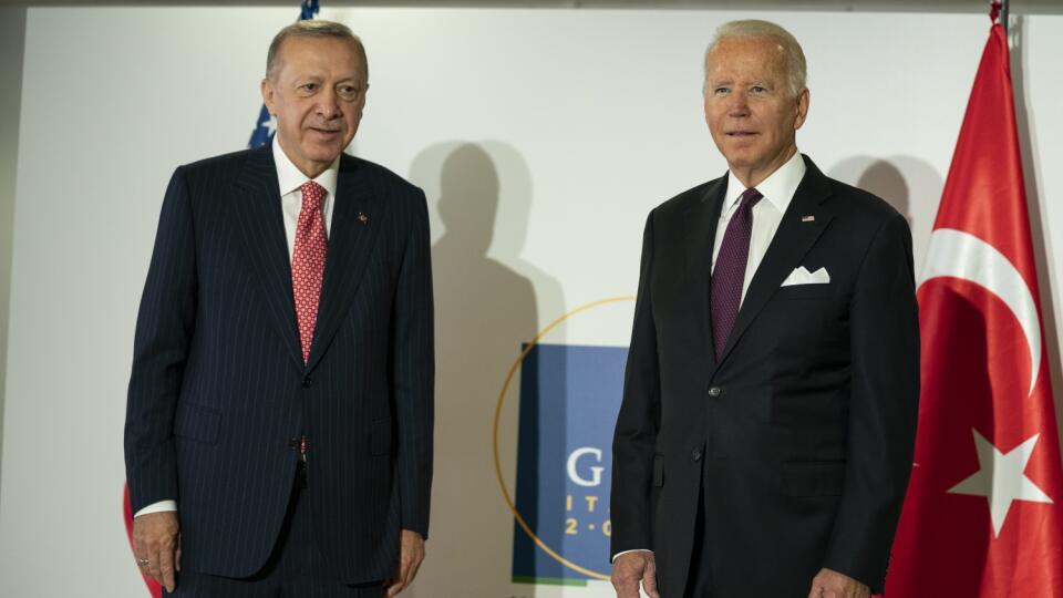 Americký prezident Joe Biden (vpravo) pózuje s tureckým prezidentom Recepom Tayyipom Erdoganom