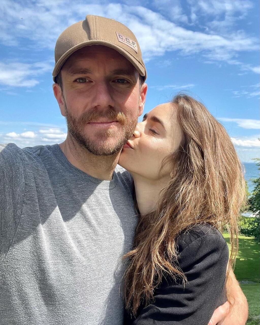 Filmová Snehulienka, seriálová Emily v Paríži a dcéra anglického speváka Philla Collinsa (70) Lily Collins (32) nedávno so snúbencom, americkým režisérom Charliem McDowellom (38) zavítala do Dánska. Užili si aj plavbu v zálive Baltického mora v Kodani.