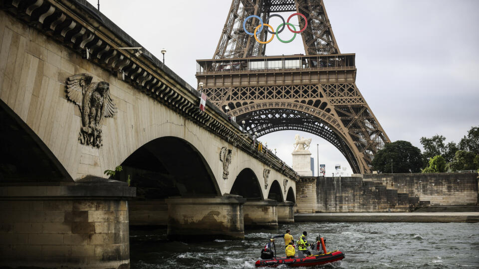 AG20 Paríž - Na snímke záchranárska loď sa plaví na rieke Seina neďaleko Eiffelovej veže počas príprav na otvárací ceremoniál letných olympijských hier v Paríži 17. júna 2024. Na rieke Seina sa 26. júla uskutoční otvárací ceremoniál letných olympijských hier, ktoré potrvajú do 11. augusta 2024. FOTO TASR/AP
A rescue boat cruises on the Seine river near the Eiffel Tower during a rehearsal for the Paris 2024 Olympic Games opening ceremony, Monday, June. 17, 2024 in Paris. The river will host the