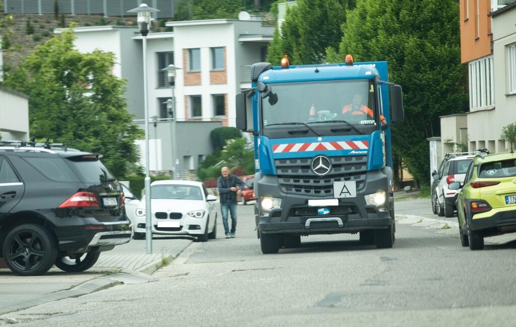 Rodičia Mariána Gáboríka prišli pozrieť svoju vnučku Bellu a otec nášho hokejistu Pavel aj s mamou Silviou sa vo vnútri zdržali niekoľko desiatok minút.