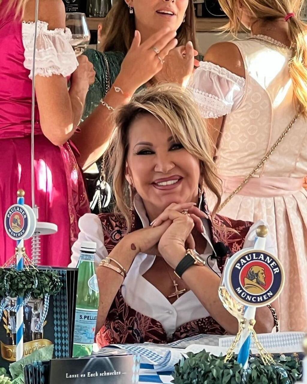 Milionárka Carmen sa pochválila tradičnými šatami s veľkým výstrihom, v ktorom predviedla svoje bujné poprsie a na sociálnej sieti instagram sa pochválila fotografiami s pivom v ruke a širokým úsmevom.