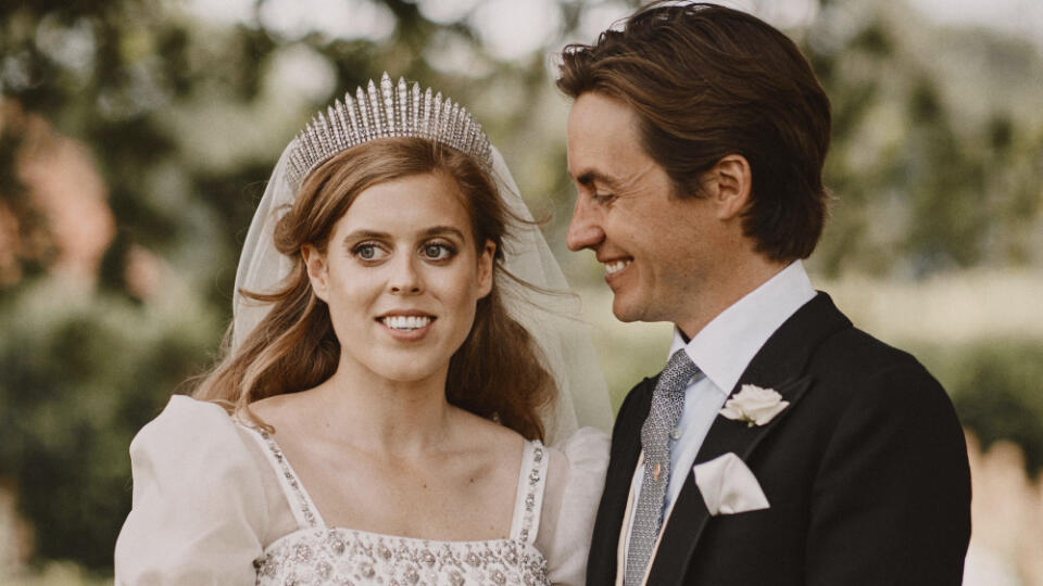 KK43 Windsor - Na snímke britská princezná Beatrice a Edoardo Mapelli Mozzi pózujú po ich svadbe v Kráľovskej kaplnke všetkých svätých na zámku Windsor. Kráľovná Alžbeta II. a ďalší členovia britskej kráľovskej rodiny sa v piatok 17. júla 2020 zúčastnili na svadbe princeznej Beatrice, ktorá sa konala v areáli Windsorského zámku. Informovala o tom agentúra AP s odvolaním sa na hovorcu Buckinghamského paláca. Za manžela si vzala 36-ročného britského developera Edoarda Mapelliho Mozziho. FOTO TASR/