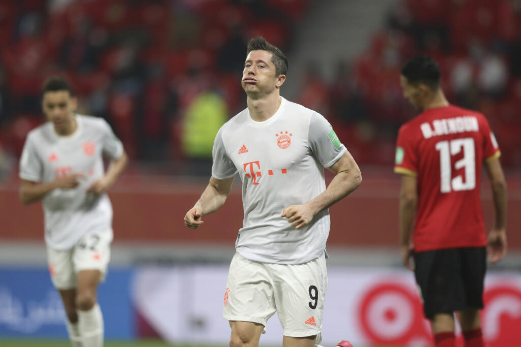 EBE 41 Dauha - Na snímke poľský útočník Bayernu Mníchov Robert Lewandowski oslavuje svoj gól v druhom semifinále MS klubov FIFA 2020 vo futbale Al-Ahly Káhira - Bayern Mníchov v saudskoarabskej Dauhe 8. februára 2021. FOTO TASR/AP
Bayern's Robert Lewandowski celebrates after scoring his side's second goal during the Club World Cup semifinal soccer match between FC Bayern Munich and Al Ahly at Al Rayyan stadium in Al Rayyan, Qatar, Monday, Feb. 8, 2021. (AP Photo/Hussein Sayed)