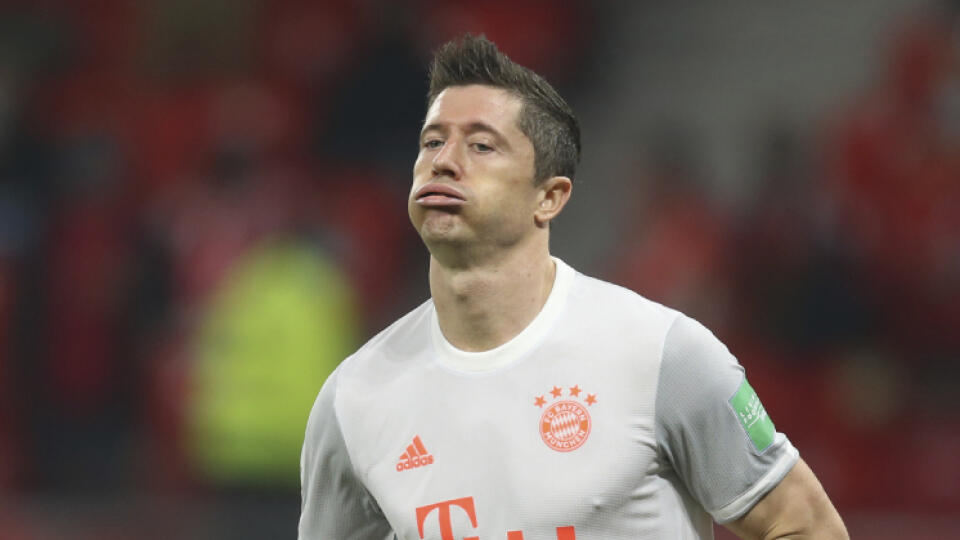 EBE 41 Dauha - Na snímke poľský útočník Bayernu Mníchov Robert Lewandowski oslavuje svoj gól v druhom semifinále MS klubov FIFA 2020 vo futbale Al-Ahly Káhira - Bayern Mníchov v saudskoarabskej Dauhe 8. februára 2021. FOTO TASR/AP
Bayern's Robert Lewandowski celebrates after scoring his side's second goal during the Club World Cup semifinal soccer match between FC Bayern Munich and Al Ahly at Al Rayyan stadium in Al Rayyan, Qatar, Monday, Feb. 8, 2021. (AP Photo/Hussein Sayed)