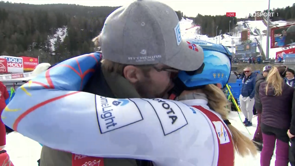 Kilde najprv pobozkal Shiffrinovu na líce.