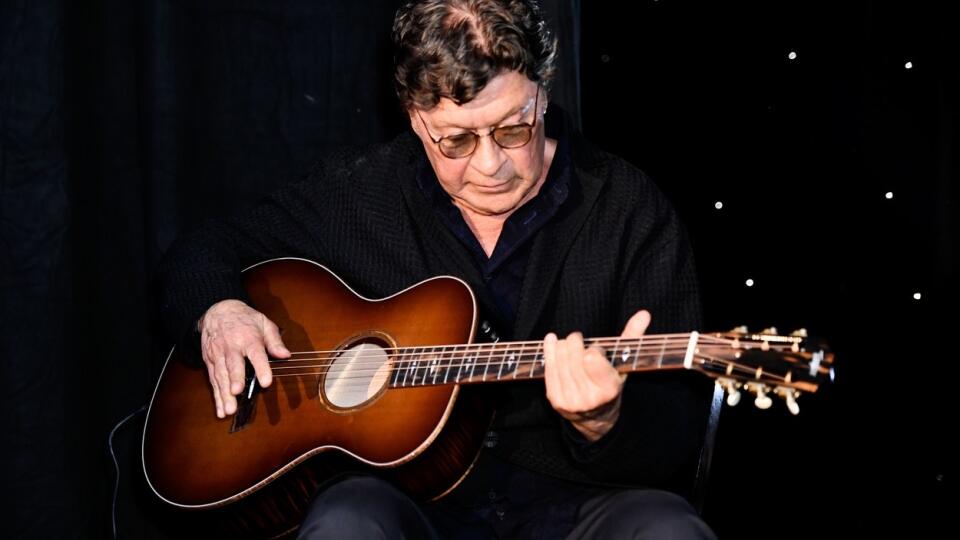 Vo veku 80 rokov v stredu po dlhej chorobe zomrel kanadský gitarista, spevák a skladateľ Robbie Robertson z rockovej skupiny The Band.