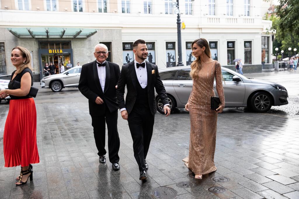 90 rokov Slovenského hokeja, príchody na gala večer. Na fotke: Vladimír Paštinský a Tomáš Tatar