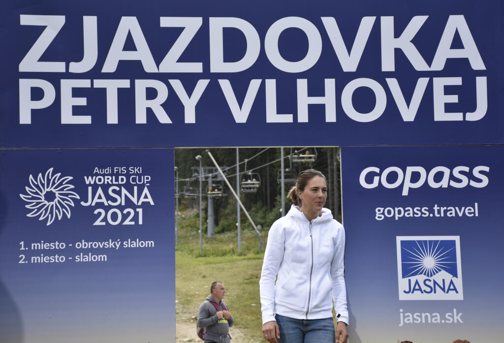 V horskom stredisku Jasná - Nízke Tatry odštartovali novú tradíciu známu zo zahraničia - zjazdovka č. 1, doteraz známa ako Pretekárska, bude po novom niesť meno celkovej víťazky Svetového pohára v alpskom lyžovaní Petry Vlhovej. Tá na nej začiatkom marca vyhrala preteky Svetového pohára v obrovskom slalome. Na snímke lyžiarka Petra Vlhová počas slávnostného odhalenia zjazdovky Petry Vlhovej. V Demänovskej doline, 18. augusta 2021. FOTO TASR - Miroslava Mlynárová