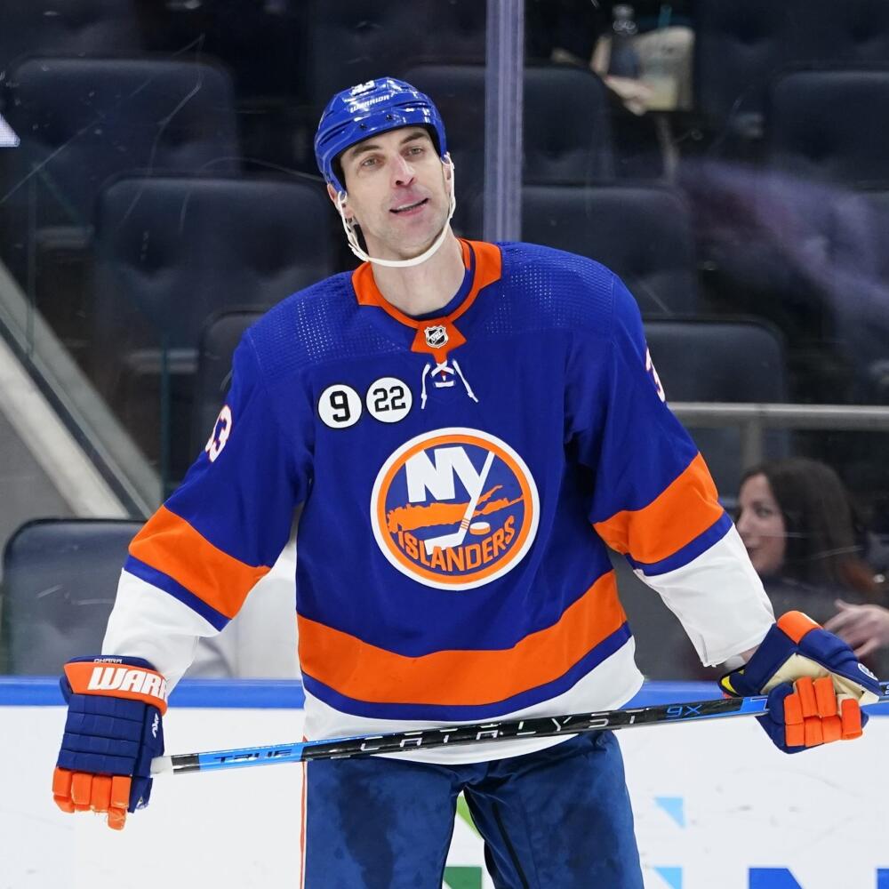 JB 2 Elmont - Slovenský hráč New Yorku Islanders Zdeno Chára reaguje v posledných sekundách zápasu hokejovej zámorskej NHL New York Islanders - Tampa Bay Lightning v Elmonte 29. apríla 2022. FOTO TASR/AP
New York Islanders' Zdeno Chara (33) reacts during the last seconds of the third period of an NHL hockey game against the Tampa Bay Lightning, Friday, April 29, 2022, in Elmont, N.Y. (AP Photo/Frank Franklin II)