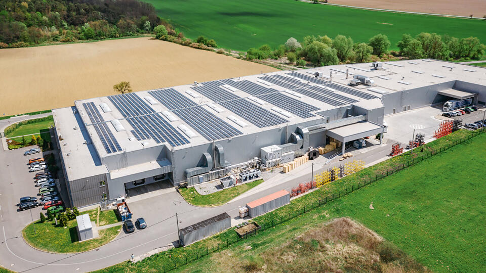 Prvou firmou, ktorej elektrárne pomohli prefinancovať lokálny zdroj elektriny, je textilný závod Muller Textiles Slovakia neďaleko Humenného.