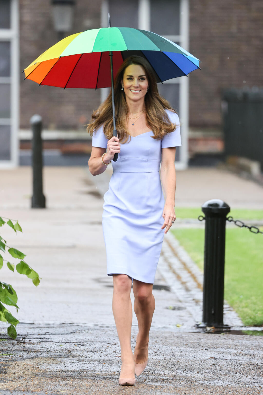 Kate s dáždnikom nielenže pripomínala hollywoodsku celebritu, ale zhodou okolností aj svoju sokyňu Meghan Markle (39), ktorá pred vyše rokom zažiarila za podobných okolností v takmer rovnakých šatách.